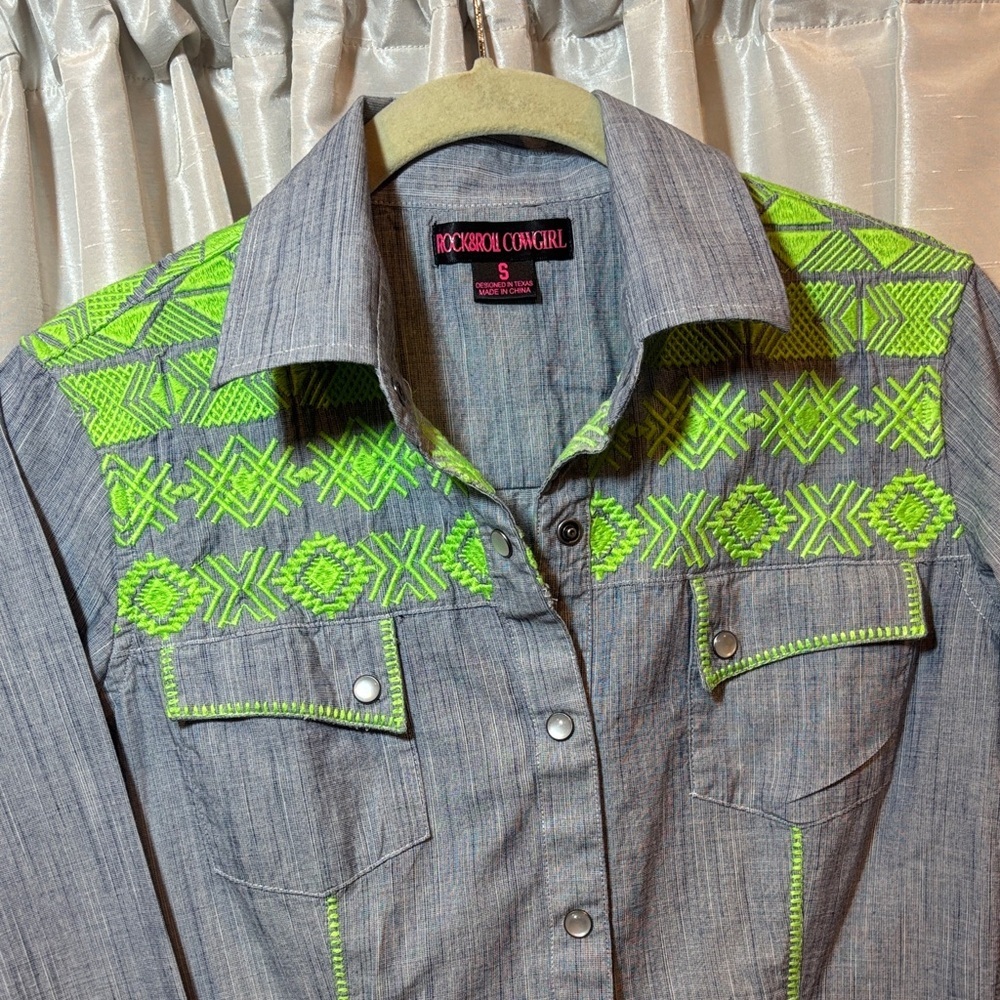 Rock & Roll Cowgirl Chambray button down Western Shirt, Rodeo, small - Picture 2 of 13
